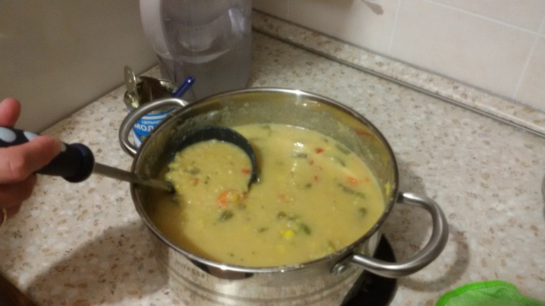 Сколько нужно гороха на кастрюлю супа. Суп пюре в кастрюле. Суп гороховый в 5 литровой кастрюле. Гороховый суп на 1.5 литр кастрюлю. Гороховый суп 3 литра.