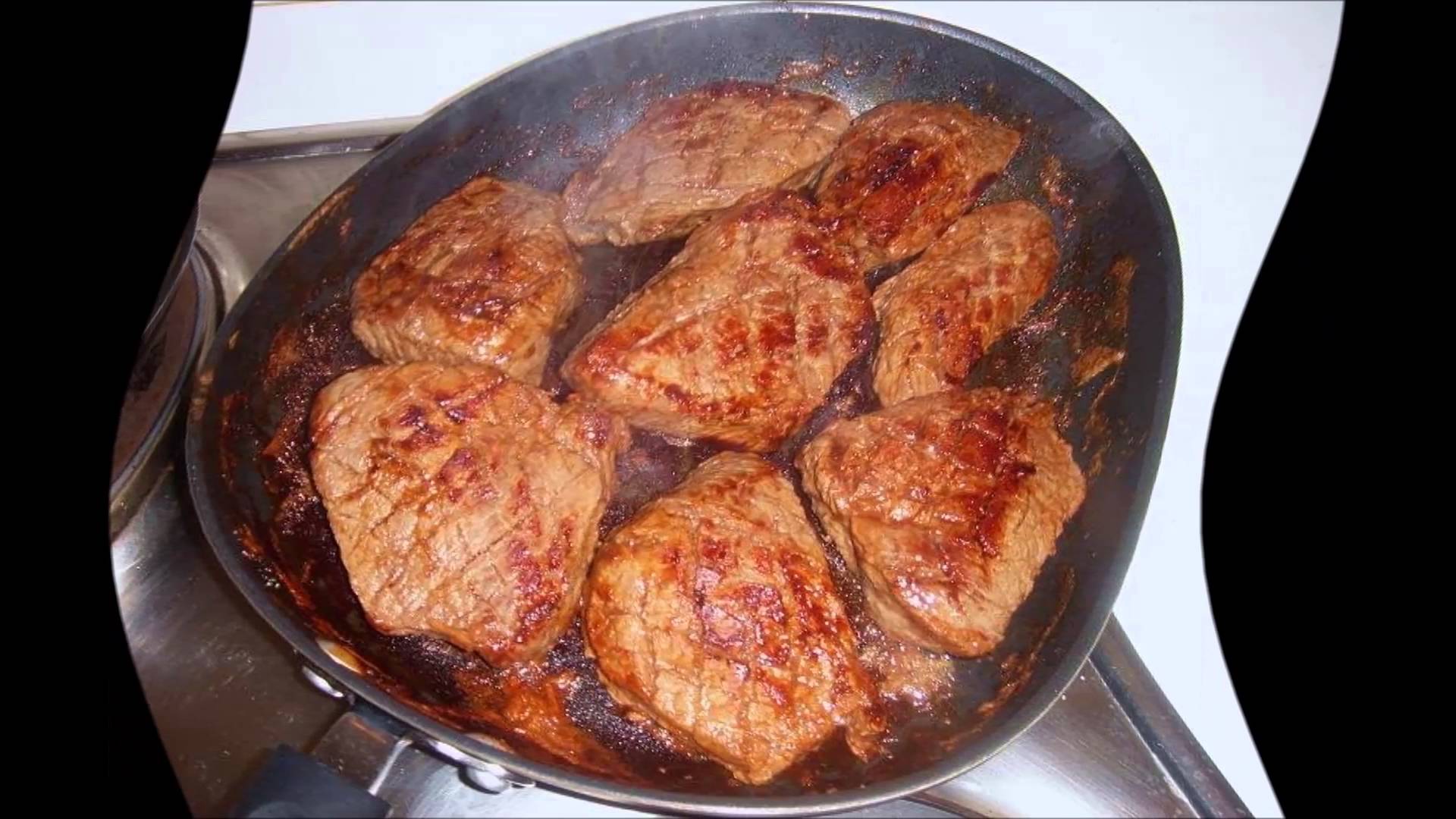 Приготовить просто мясо на сковороде. Мясо на сковороде. Жареное мясо на сковороде. Кусочек жареного мяса. Обжаривание мяса.