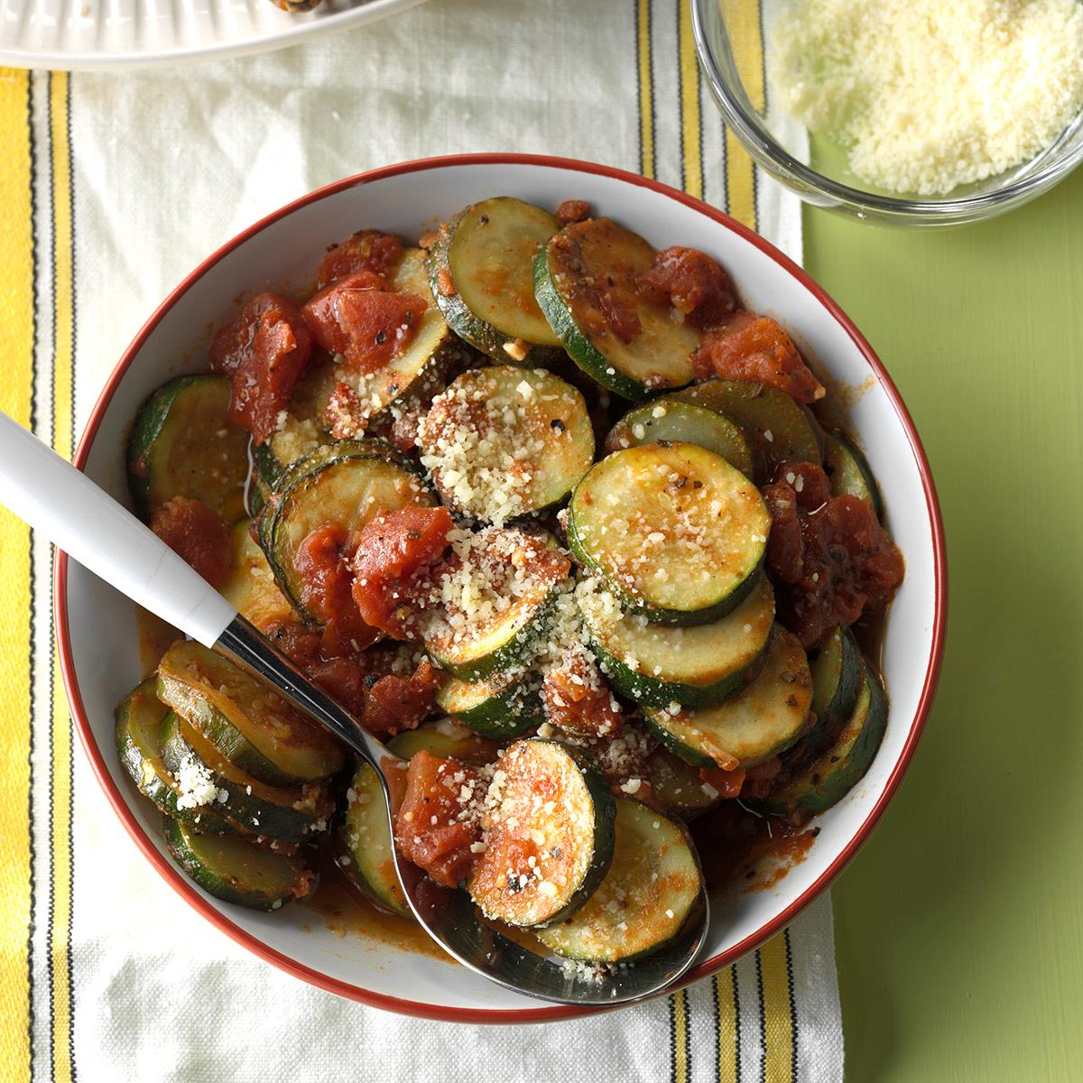 Говядина с кабачками. Кабачок овощ. Кабачки с овощами в духовке. Тушёные кабачки с овощами в духовке.