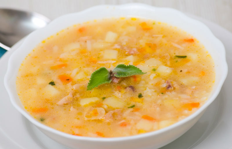 Суп картофельный с рисом. Рисовый суп с картофелем. Куриный суп с рисом. Суп с рисом и курицей.