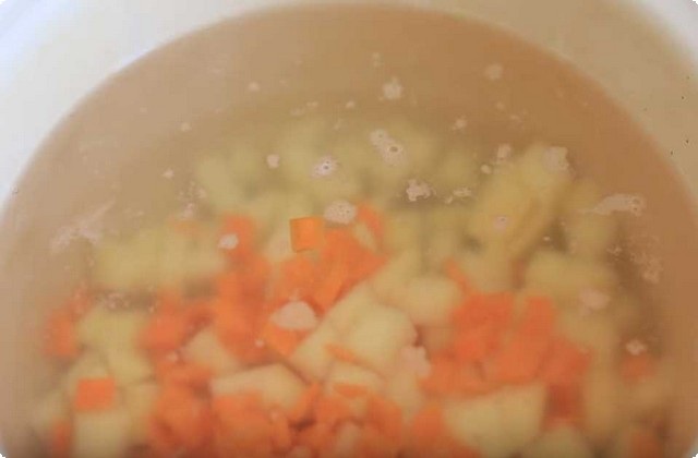 Отправим картофель и морковь в кипящую воду