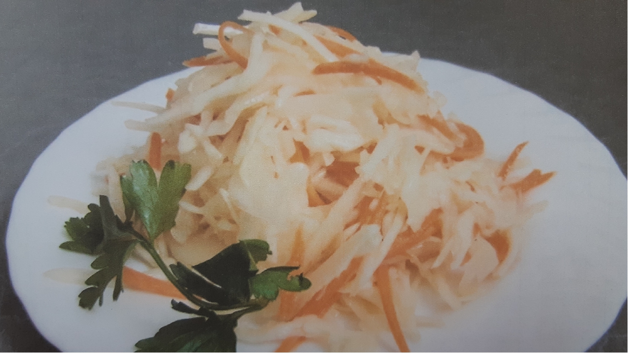 Витаминный салат с уксусом рецепт. Корейская капуста Провансаль. Салат с капустой и морковью. Салат витаминный. Салат из капусты с морковью.