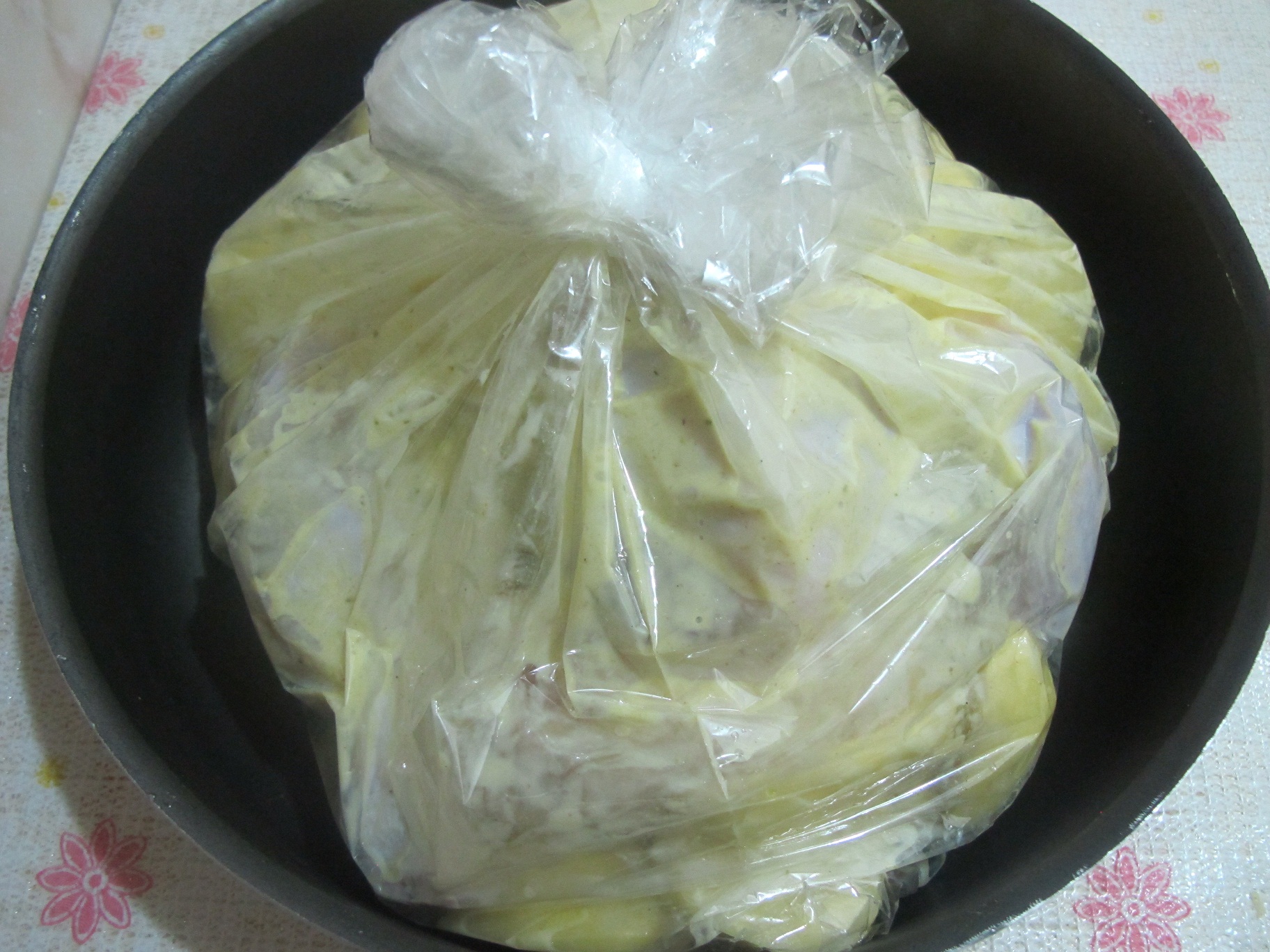 Запечь куриные в пакете. Курица в пакете. Курица с картошкой в микроволновке в пакете. Мешок для запекания картофеля. Рукав для запекания на сковороде.