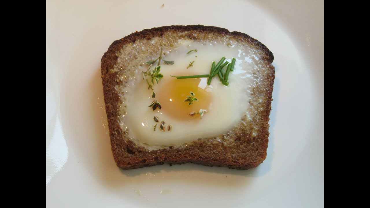Гренки сколько яиц. Яйцо в хлебе. Яичница в хлебе. Бутерброд с яйцом. Бутерброд с жареным яйцом.
