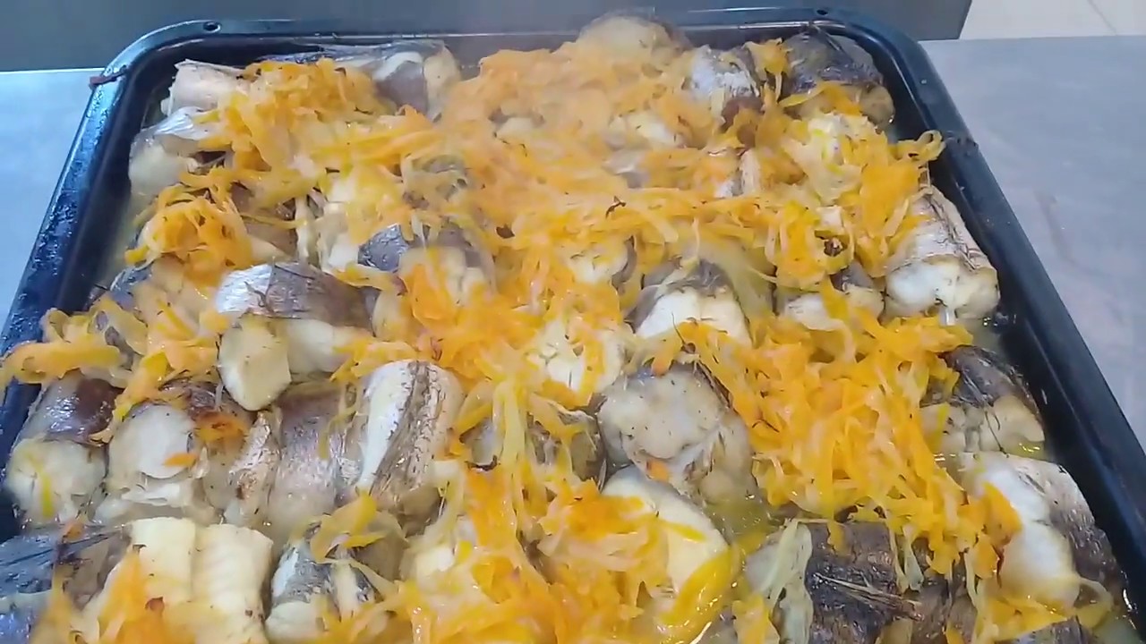Минтай картофель морковь лук. Рыба в духовке с майонезом и луком. Рыба тушеная в духовке. Рыба в духовке с морковью. Рыба с морковкой и луком в духовке.