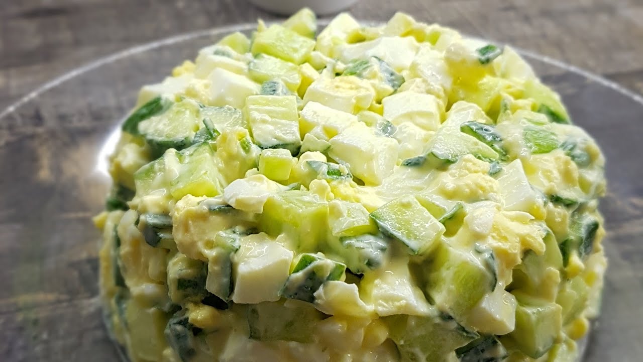 Салат яйцо укроп. Яичный салат с огурцом. Салат с зелёным луком и яйцом и огурцом. Салат с яйцом и зеленым луком. Салат из яиц с зеленым луком.