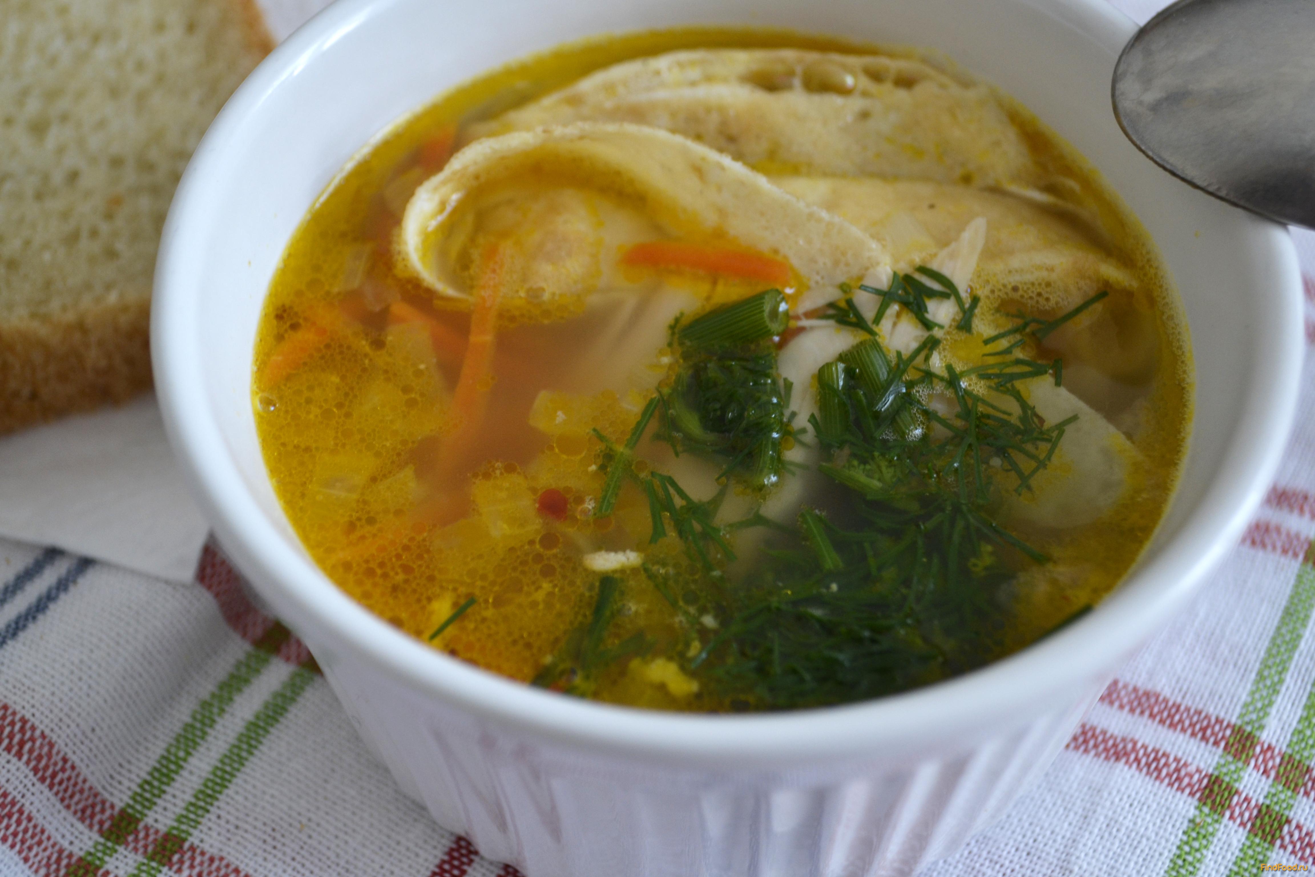Бульон для супа из курицы. Прозрачные супы. Куриный бульон. Суп с прозрачным бульоном. Прозрачный куриный суп.