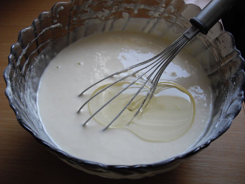 Тесто для оладьев. Тесто для блинов и оладий. В тесто добавляют масло. Тесто для оладьев на кефире. Для чего в тесто добавляют масло