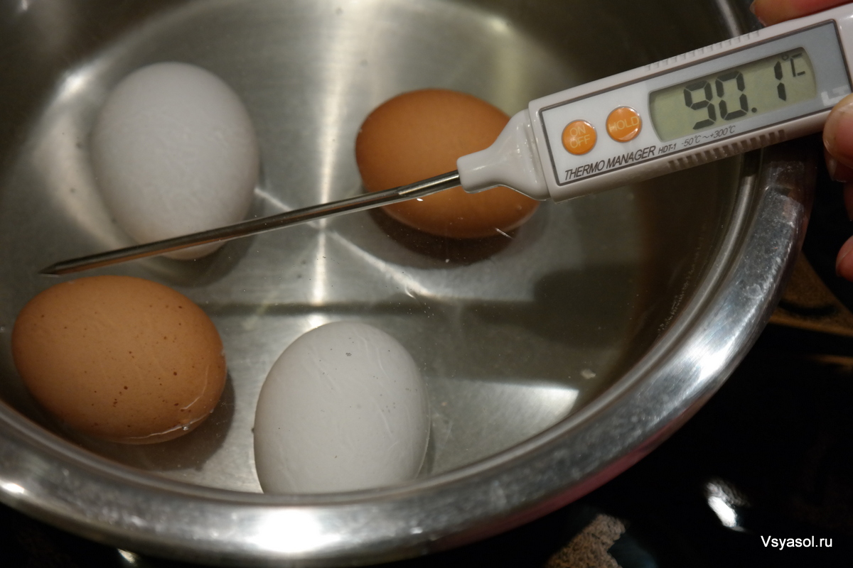 Что будет если переварить яйца. Варка яиц. Варить яйца. Варка яиц температура. Сколько варить яйца.