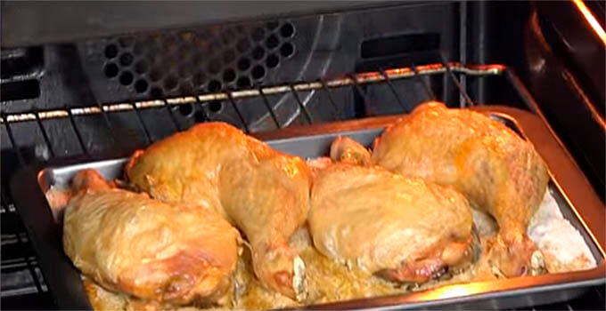 Сколько курица в духовке готовится при 180. Курица в духовке градусы. Курица в духовке готовится 2 часа. Градусы запекания курицы. Режим духовки для курицы целиком.