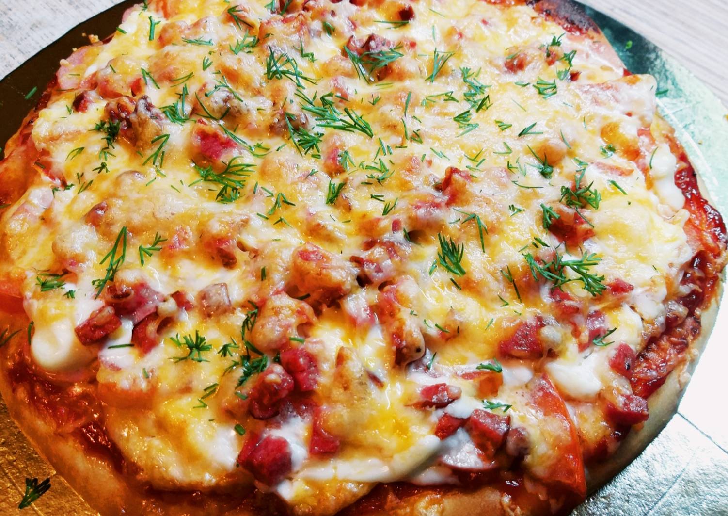 рецепт домашней пиццы на дрожжевом тесте в духовке с колбасой и сыром и помидорами фото 19