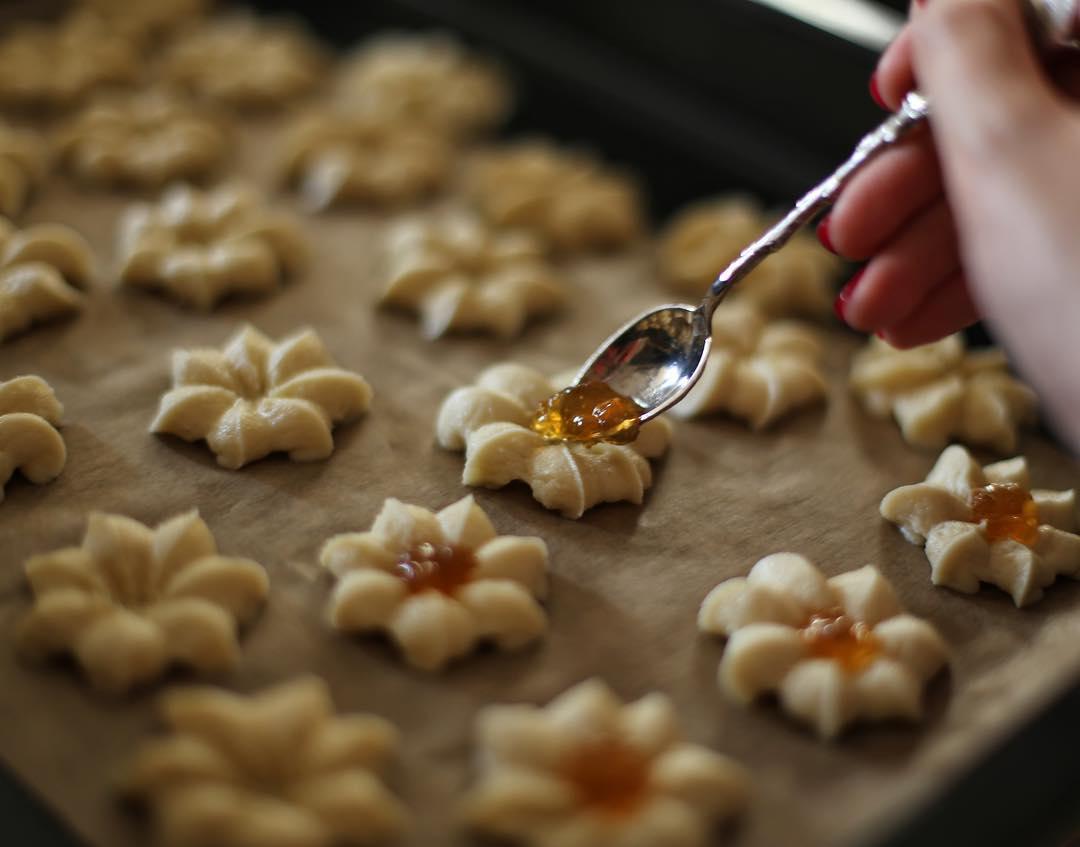 Песочное тесто рецепт для печенья. Курабье Бакинское. Курабье песочное. Песочное печенье курабье Бакинское. Курабье песочное тесто.