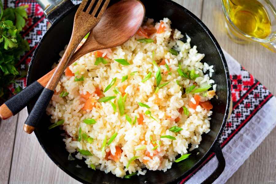 Рис на сковороде простой рецепт. Рассыпчатый рис. Рис на сковороде рассыпчатый. Рис отварной рассыпчатый. Рис рассыпчатый на гарнир.