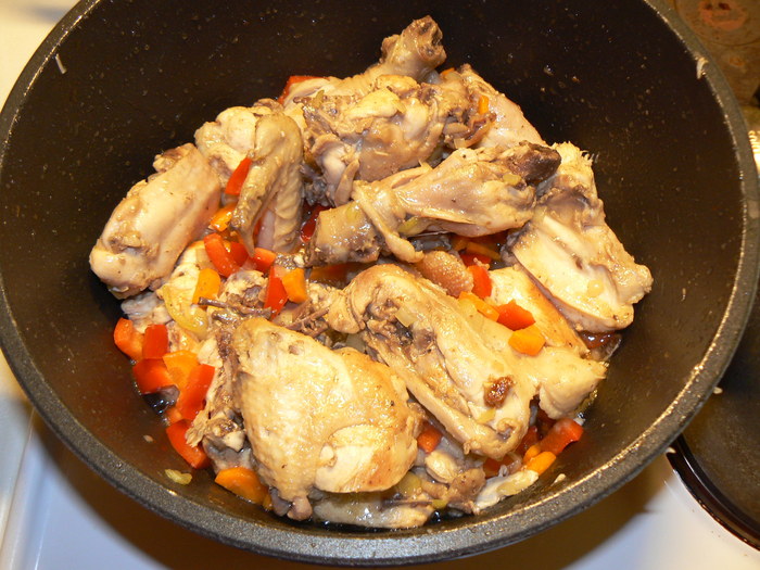 Жареная курица с луком и морковью. Курица тушеная в казане. Тушеный цыпленок. Курица с овощами в казане. Тушёная картошка с курицей в сковороде.