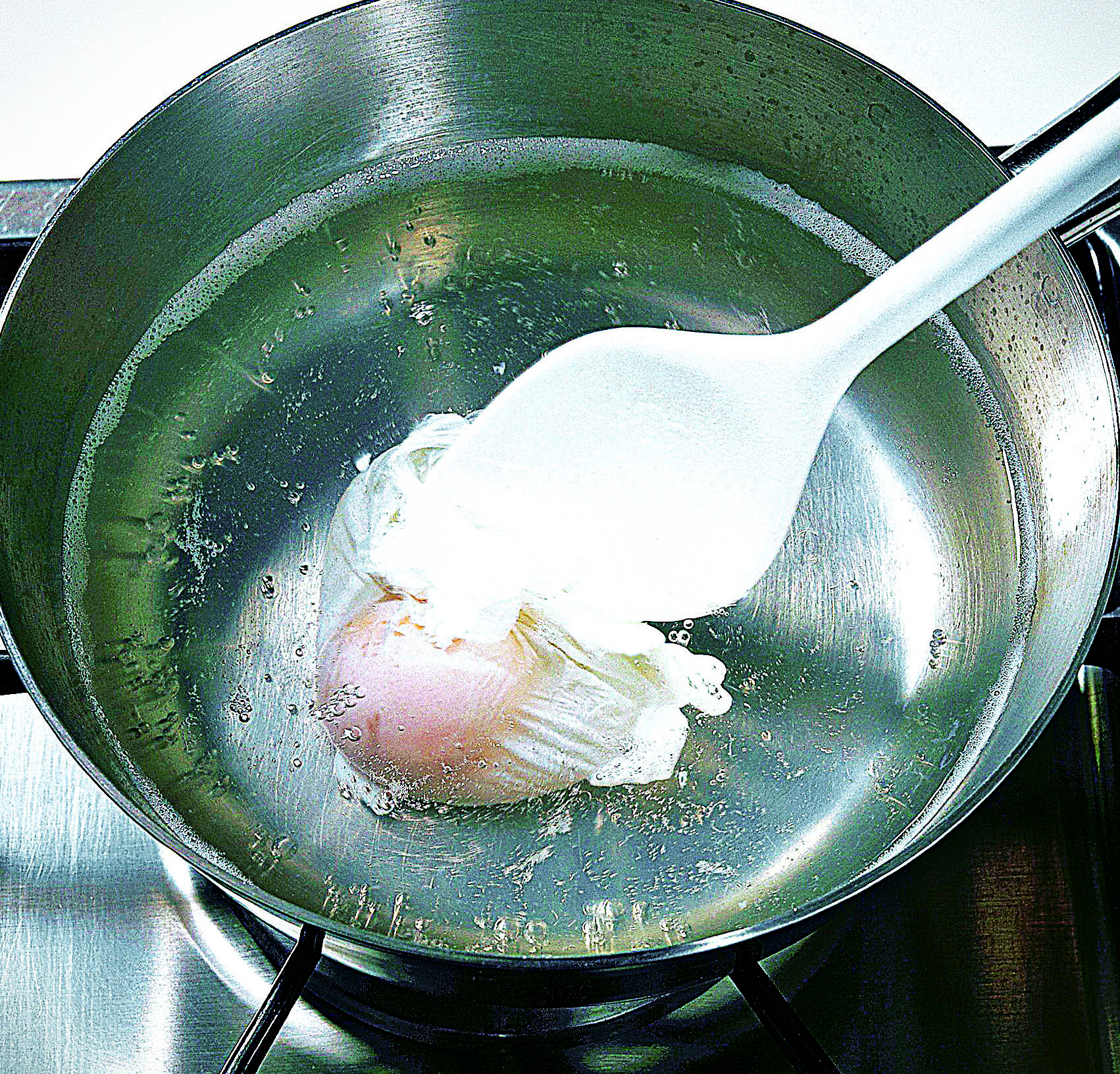 Рецепт яйцо пашот в домашних условиях кастрюле. Варка яиц пашот. Яйцо пашот пашот. Яйцо пашот приготовление. Яйцо пашот в пашотнице.