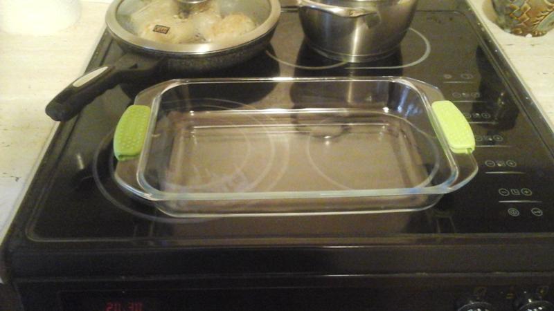 Можно стекло ставить в духовку. Стеклянная форма для запекания в газовой духовке. Стеклянная посуда для газовой плиты. Форма для запекания для газовой духовки. Противень для духовки с силиконовыми ручками.