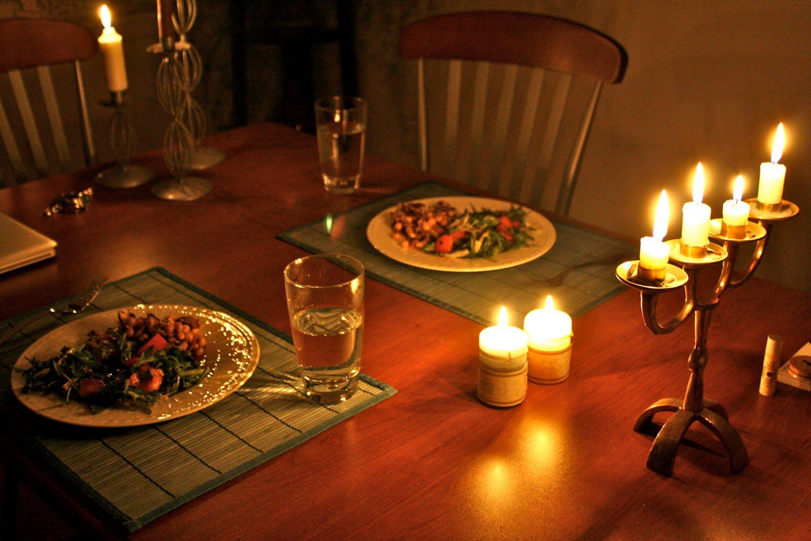 Романтический стол дома для двоих