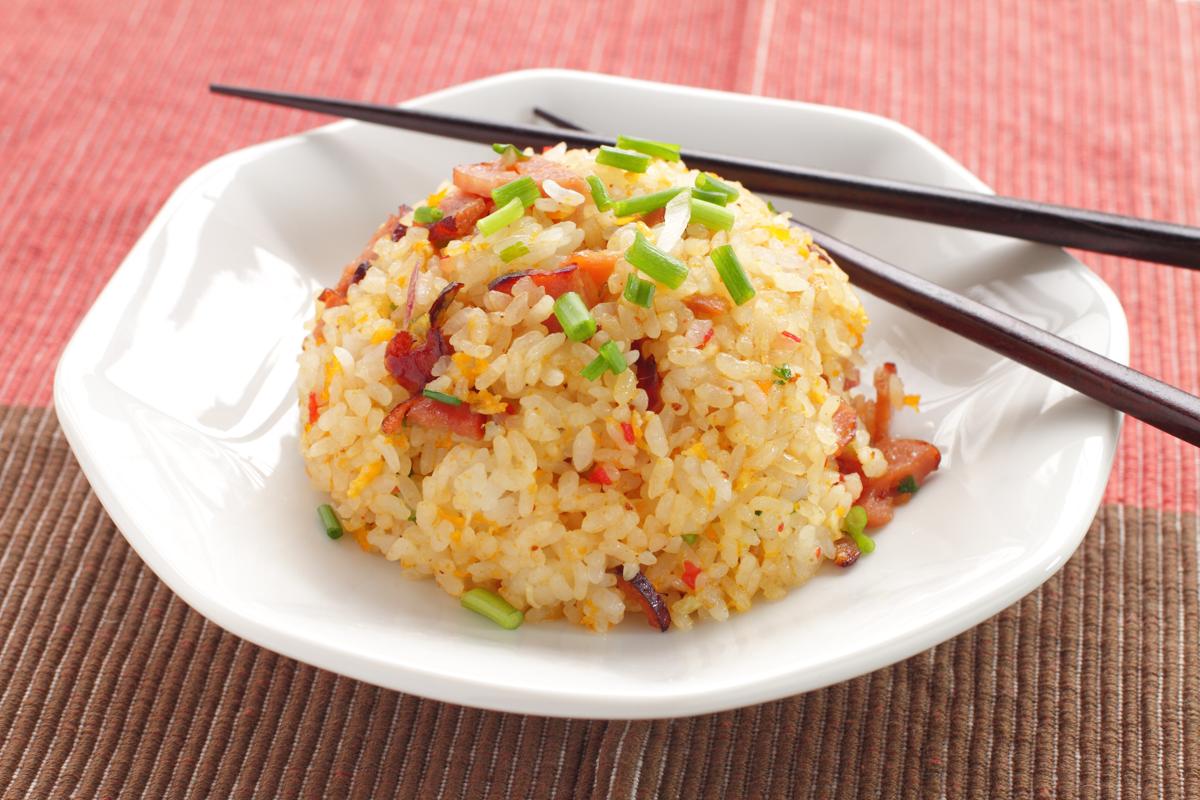 Жарено вареный рис. Жареный рис с яйцом и овощами по-китайски. Китайский жареный рис с яйцом. Фрайд Райс с яйцом и овощами. Рис с яйцом китайская кухня.
