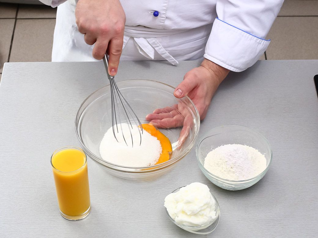 Чем смазать тесто вместо яйца. Тесто на желтках. Растереть желтки с сахаром. Смешивание ингредиентов. Смазать выпечку желтком.
