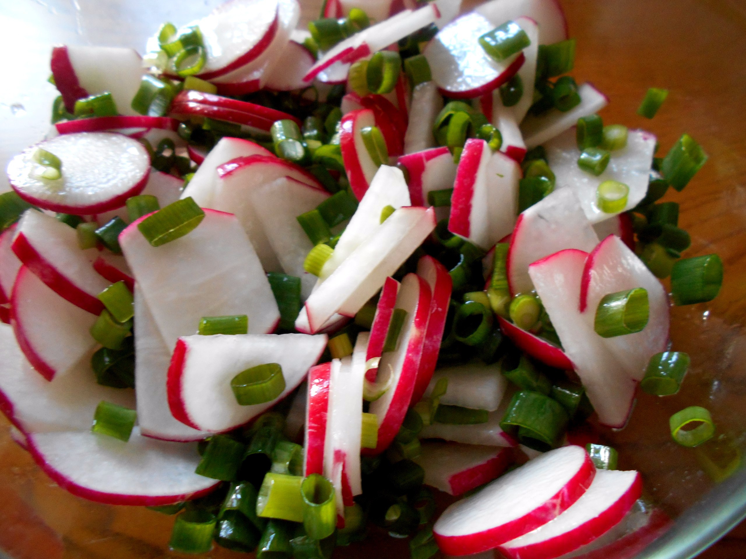 Салат из редиски рецепты простые. Салат из редиса. Салат с редиской и зеленью. Салат с редиской и огурцом. Салат с редиской и зеленым луком.