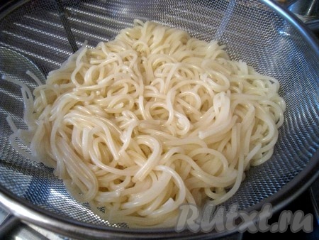 Сварить спагетти.