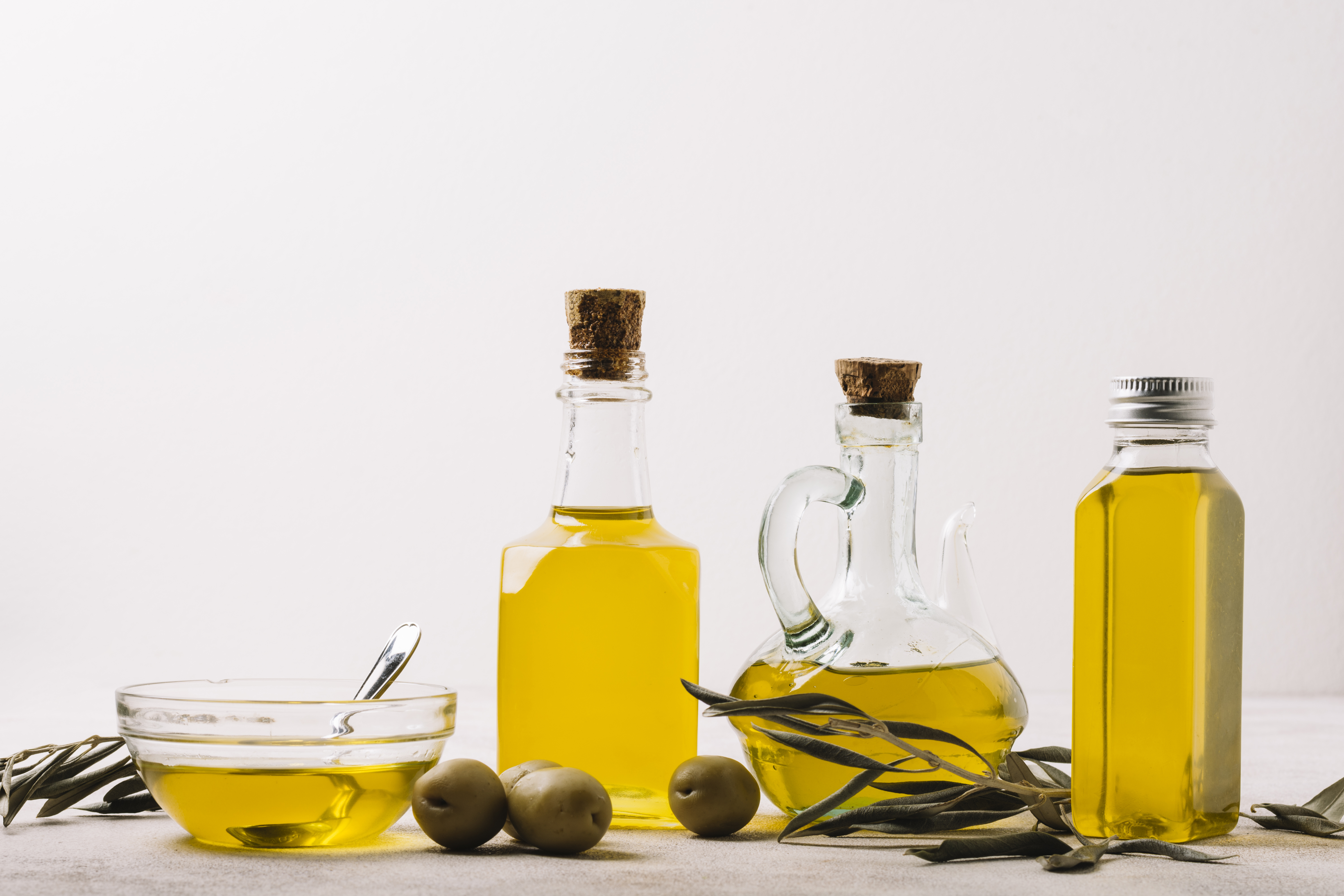 A bottle of olive oil. Оливковое масло. Бутылка оливкового масла. Бутылка для масла. Бутыль для оливкового масла.