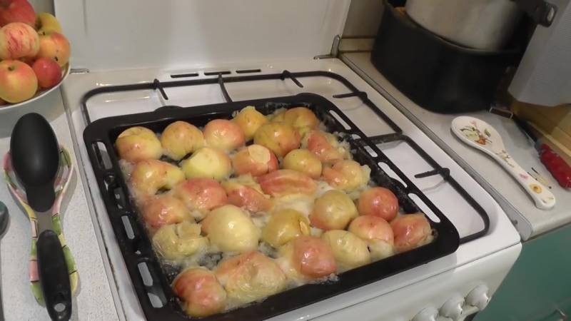 Сколько печь яблоки. Электрошкаф для запекания яблок. Приспособа для запекания яблок в духовке. Лучшие яблоки для запекания. Шкаф для запекания яблок.