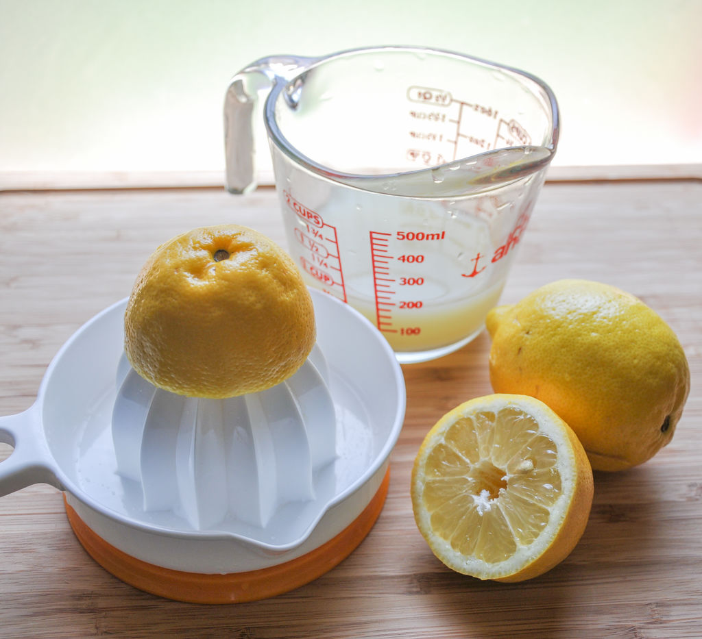 Сока лимона и 2. Лимонный сок. Сок из лимона. Лимонный сок в баночке. Мякоть лимона.