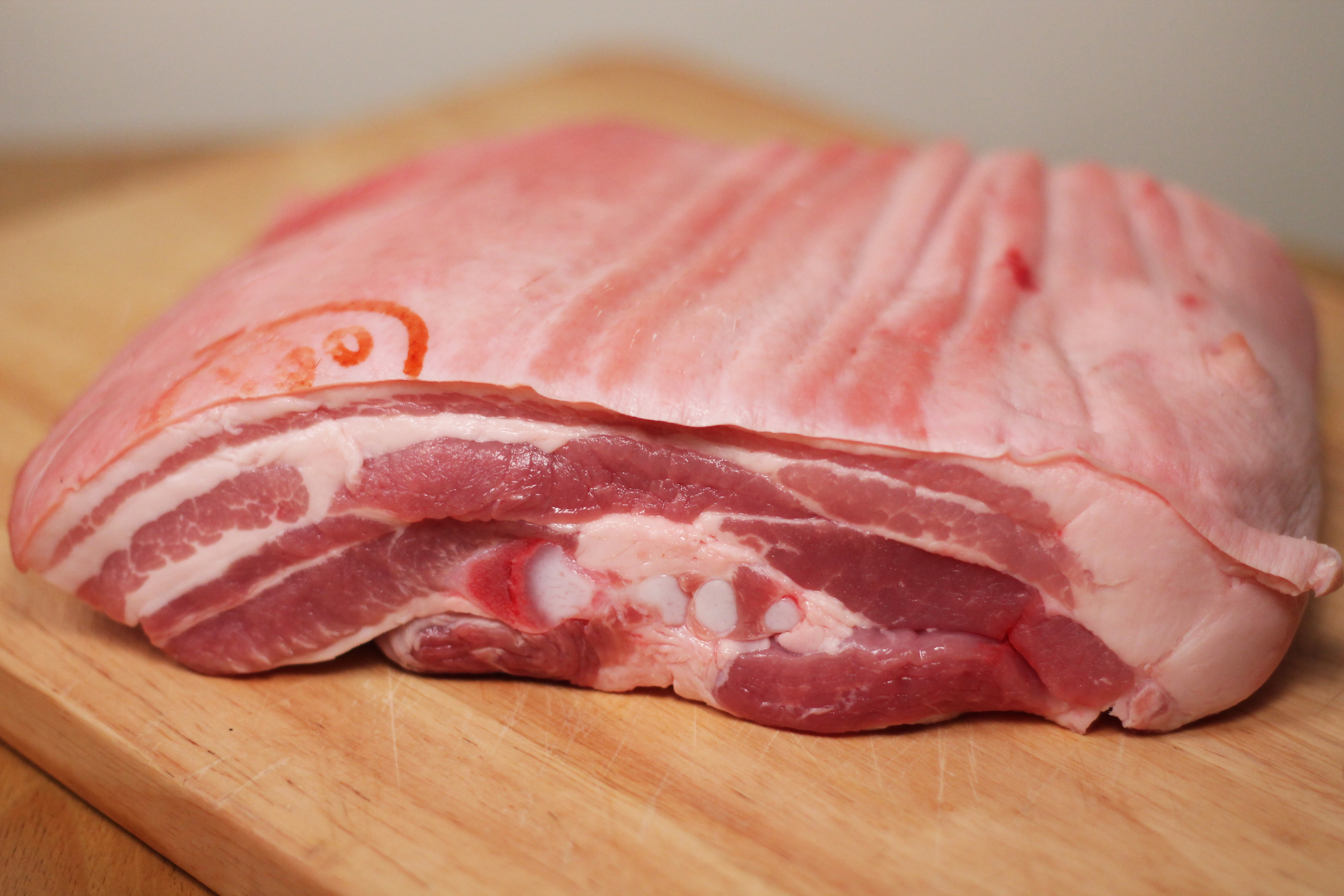Мясо свиное жирное. Грудинка подчеревок. Прослойка свиная. Мясо грудинка свиная. Свинина грудинка.
