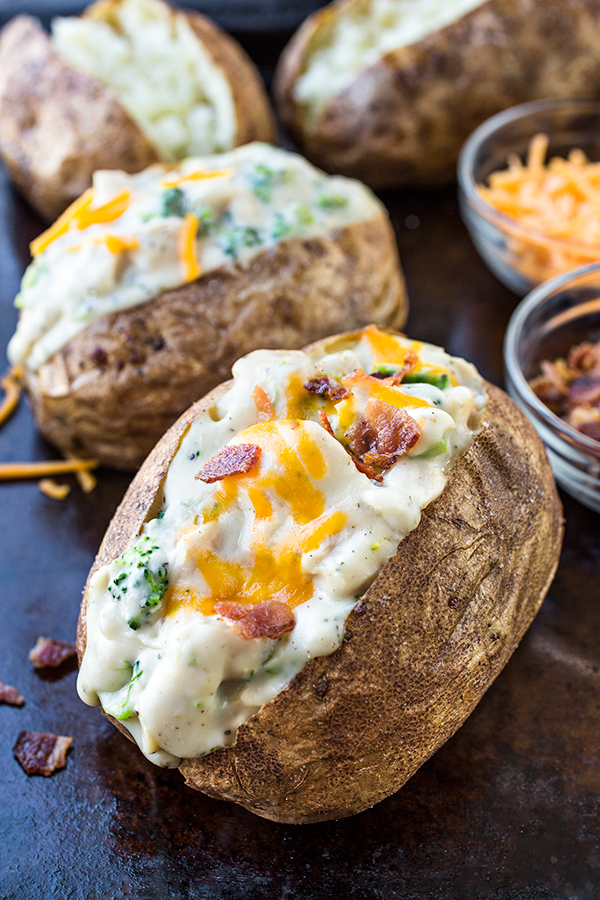 Stuffed Potatoes with Chicken and Broccoli Sauce 
