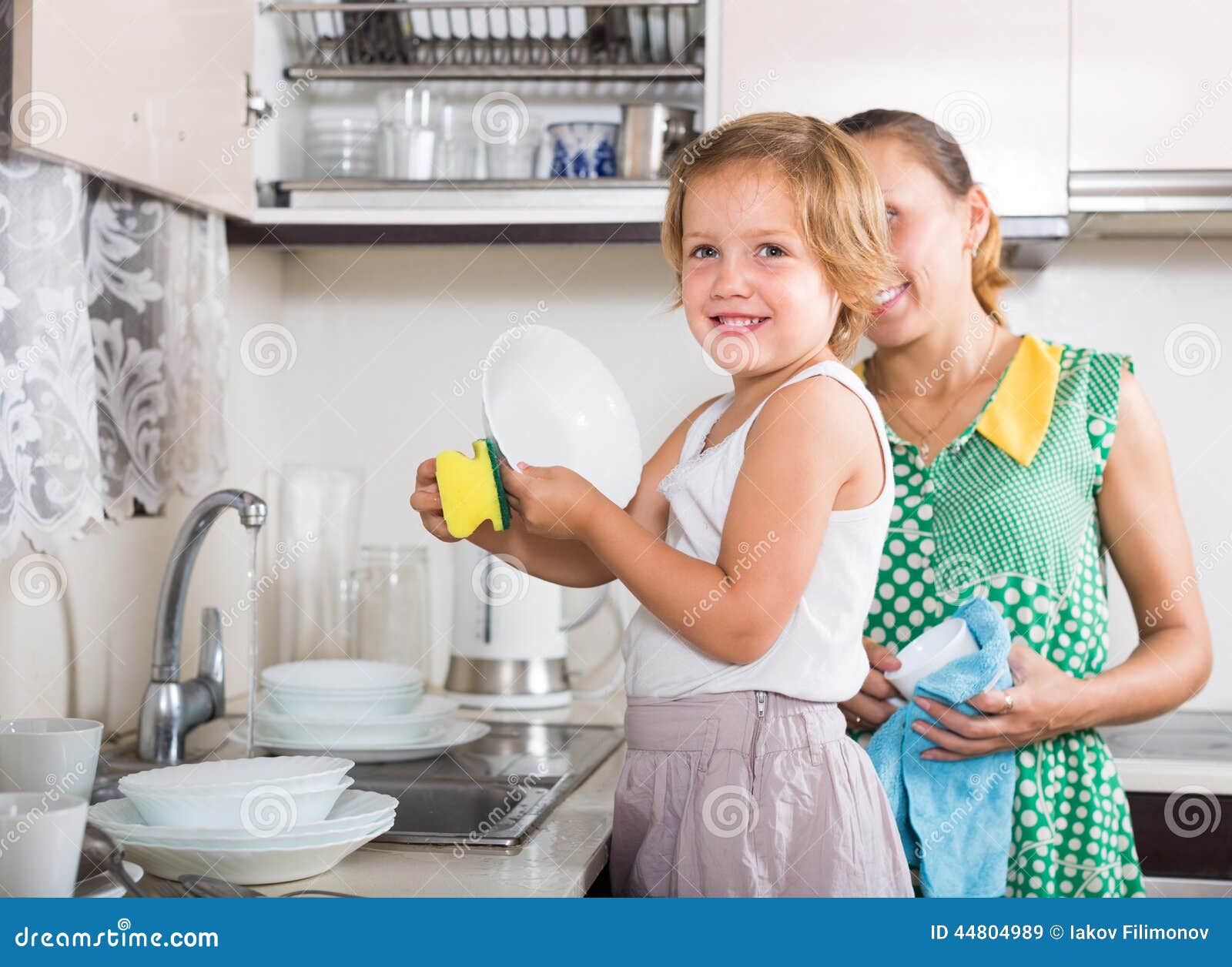 Семья моет посуду. Помогать маме по дому. Мама с дочкой моют посуду. Посуда для девочек. Девочка помогает маме мыть посуду.