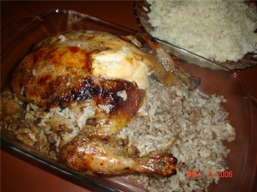 Курица с рисом и овощами в рукаве. Курица с рисом в духовке в рукаве. Рис с курицей в духовке. Курица запеченная в рукаве в духовке на рисе. Курица с рисом в пакете для запекания в духовке.