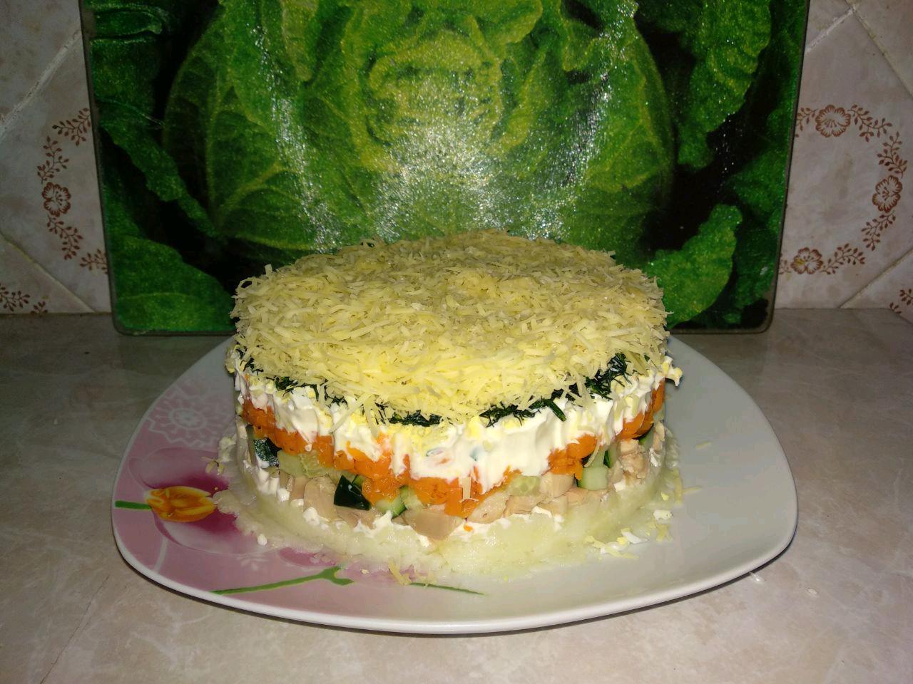 Салат слоями рецепт с фото. Форма для салата. Овощной слоеный салат. Овощной салат слоями. Салат слоями в форме.