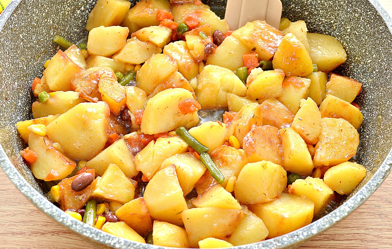 Тушить картошку в кастрюле рецепт. Тушеный картофель. Тушеная картошка. Тушёная картошка с мясом. Картофель тушеный с овощами.