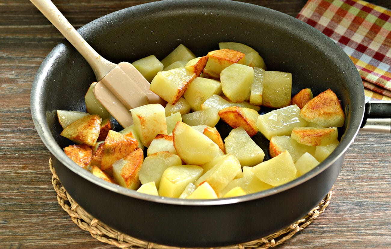 Картофель тушеный с фаршем. Тушеный картофель. Тушеная картошка. Тушеная картошка на сковороде. Картошка с мясом на сковороде.