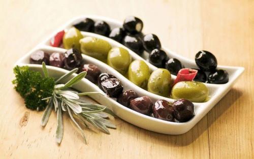 Как можно есть оливки. Вредны ли оливки и маслины?